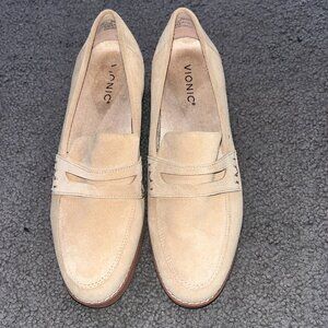 VIONIC CHERYL II LUG SOLE PENNY LOAFER IN SAND SUEDE - EUC - WOMEN'S 9.5